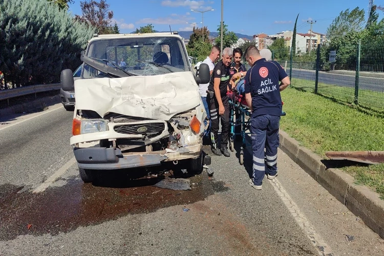 Bursa’da feci kaza: Kamyonet tıra çarptı