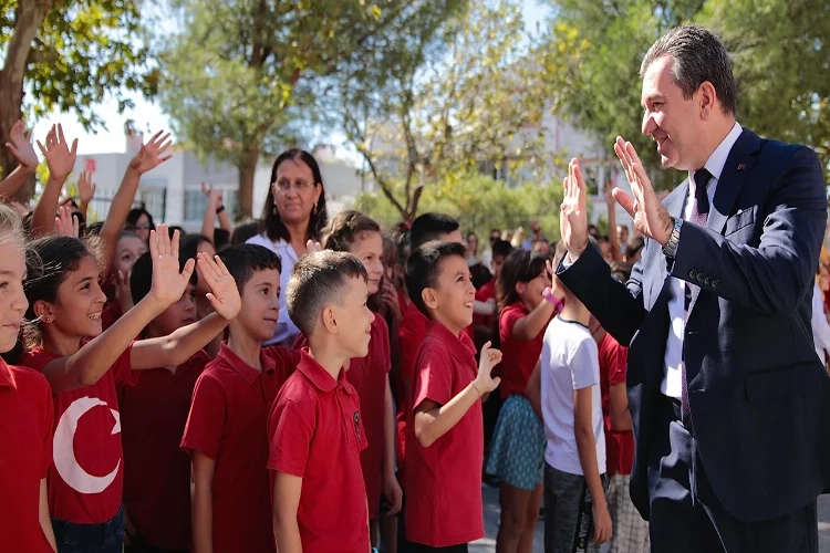 Bergama'da yeni eğitim öğretim yılı kutlandı haberinin görseli
