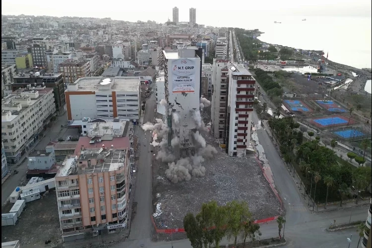 İskenderun’da 13 katlı bina yıkıldı haberinin görseli