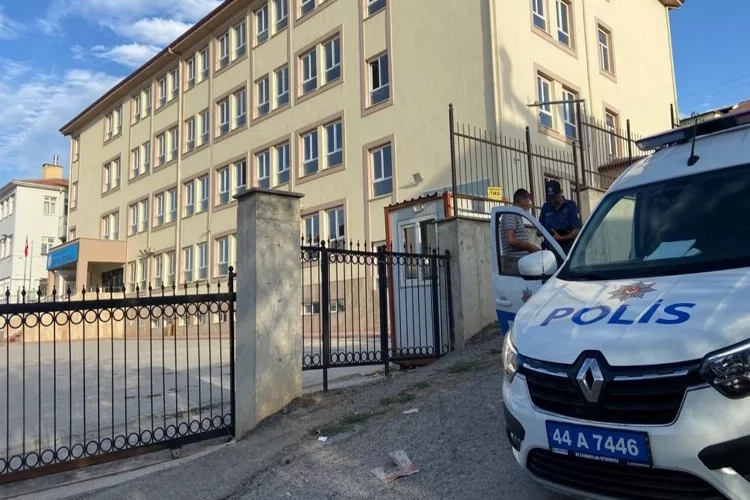 Malatya’da polis ekiplerinden okul önlerinde denetim