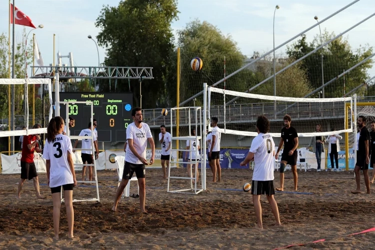 Antalya’da plaj voleybolu heyecanı başladı haberinin görseli