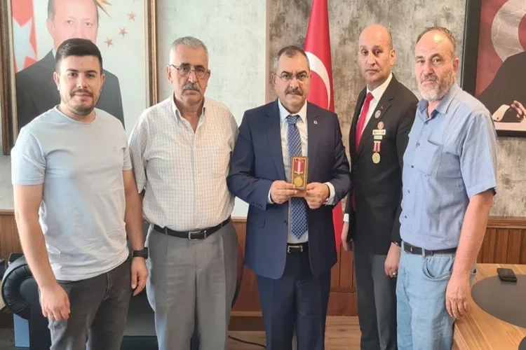 Çorumlu, şehit babalarının elleri öperek karşıladı haberinin görseli