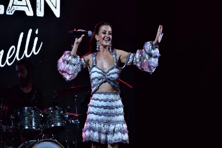 Bodrum’da Suzan Temelli sahne aldı haberinin görseli