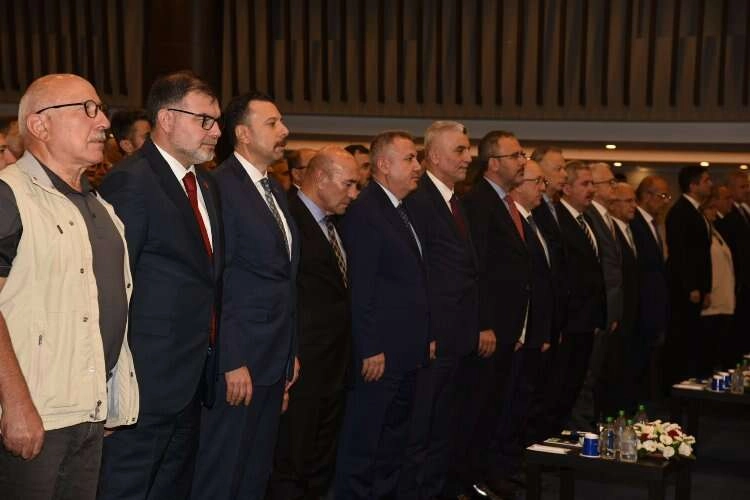 İZTO’daki büyük buluşmada protokol krizi haberinin görseli