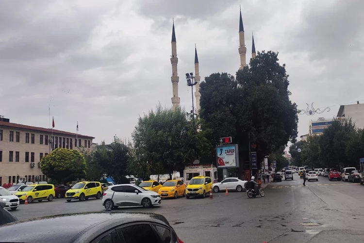 Sıcak havalar yerini yağmura bıraktı haberinin görseli