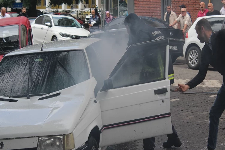 Park halindeki otomobilde yangın paniği