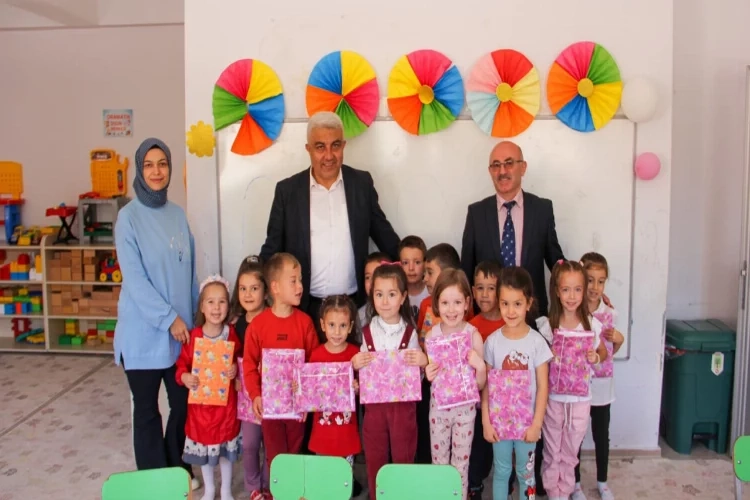 Başkan Çalışkan'dan öğrencilere hediye haberinin görseli
