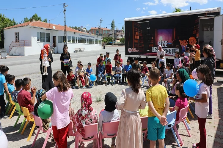Kayseri Talas’ın gezici kütüphanesi yola devam ediyor haberinin görseli