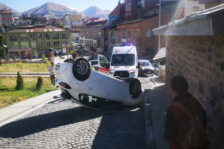 Erzurum’da feci kaza: Araç takla attı haberinin görseli