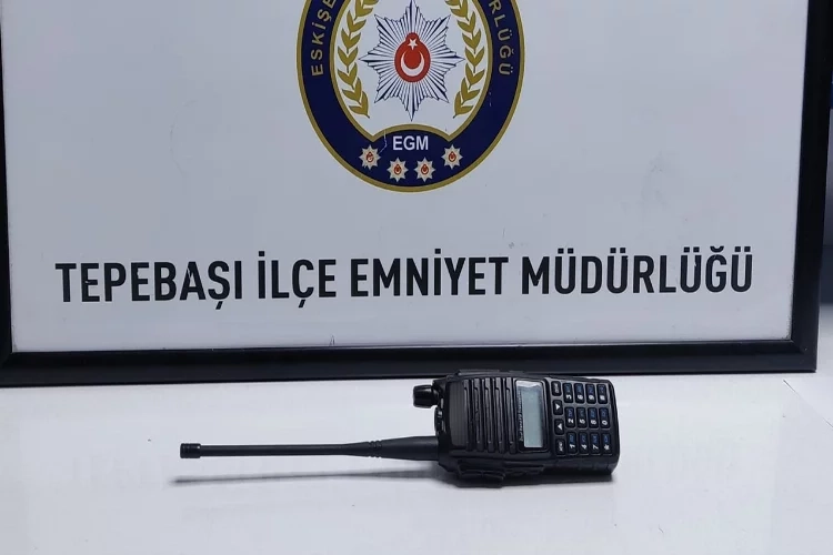 Alkollü ve ehliyetsiz sürücünün aracında telsiz bulundu