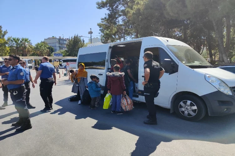 Göçmenlerin cevabı polisi şaşırttı: Düğüne katılmak için geldik haberinin görseli