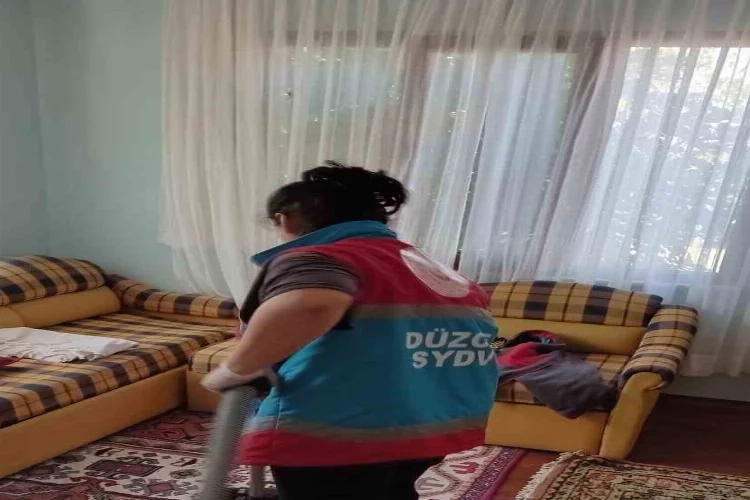 Yaşlıların evlerini vefa ekipleri temizledi haberinin görseli