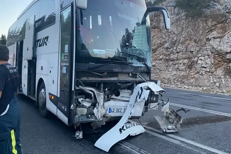 Antalya'da feci kaza, yolcu otobüsü ile otomobil çarpıştı