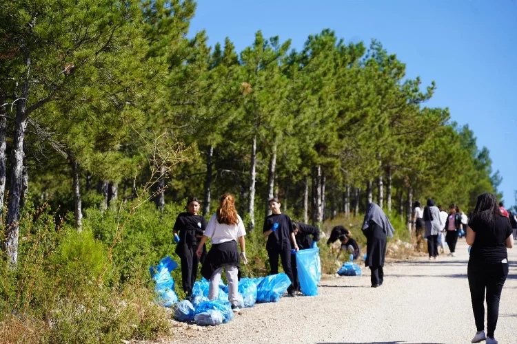 Bilecik'te çevreci etkinlik: Çöp toplayarak dikkat çektiler haberinin görseli