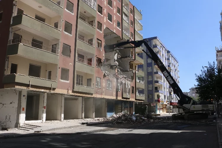 Diyarbakır'da ağır hasarlı binalarda yıkım çalışmaları sürüyor haberinin görseli