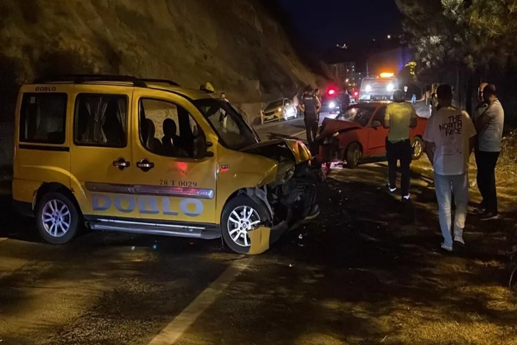 Otomobil ile ticari taksi kafa kafaya çarpıştı haberinin görseli