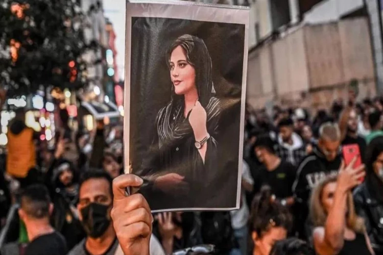 Mahsa Amini'nin ölüm yıl dönümünde babasına suikast girişimi haberinin görseli