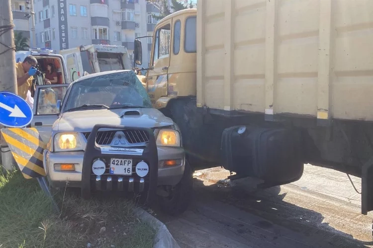 Mersin’de feci kaza :Çöp kamyonu, kamyonete çarptı haberinin görseli
