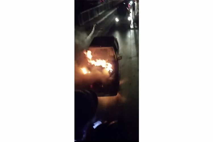 Seyir halindeki otomobil alev topuna döndü haberinin görseli