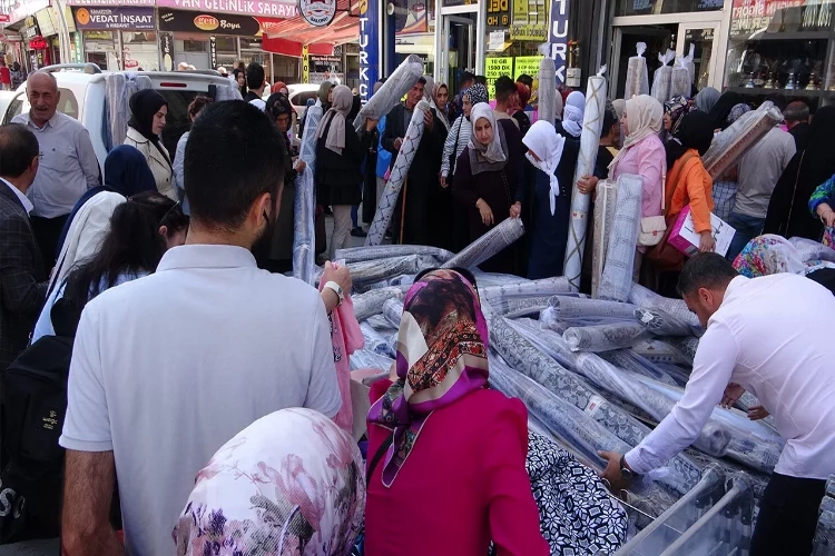 Van'da halı izdihamı! haberinin görseli