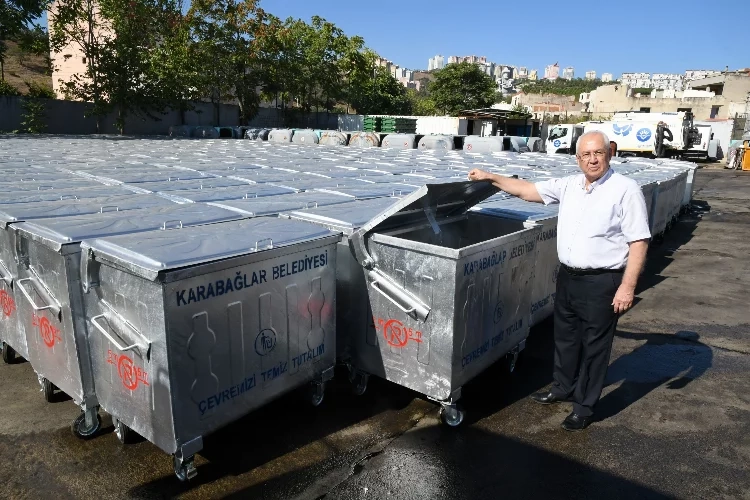 Karabağlar'da yeni metal çöp konteynerleri cadde ve sokaklara yerleştiriliyor