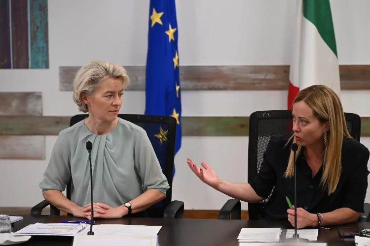 AB Komisyonu Başkanı Leyen Lampedusa Adası'nı ziyaret etti haberinin görseli
