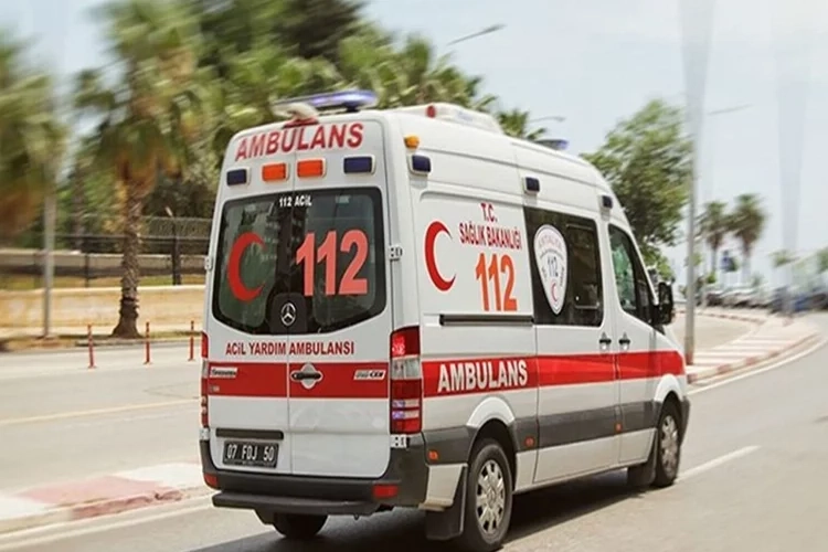 Antalya'da traktör ile sera direği arasına sıkışan şahıs kurtarılamadı haberinin görseli