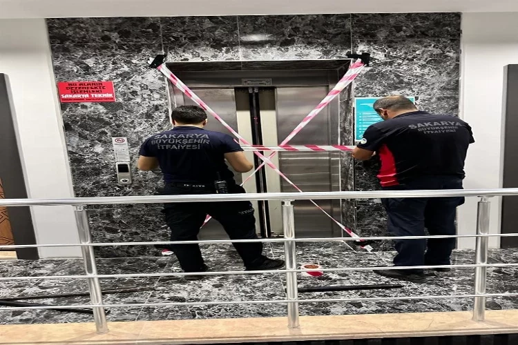 Sakarya'da sağlık ekiplerinin asansörle imtihanı haberinin görseli