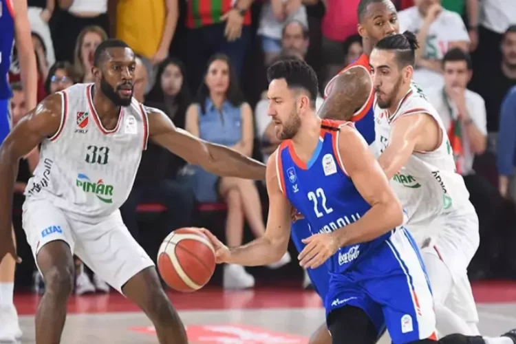 Anadolu Efes, Pınar Karşıyaka'yı 83-77 mağlup etti haberinin görseli