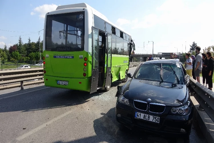 Kocaeli'de halk otobüsü ile otomobil çarpıştı: 3 yaralı haberinin görseli