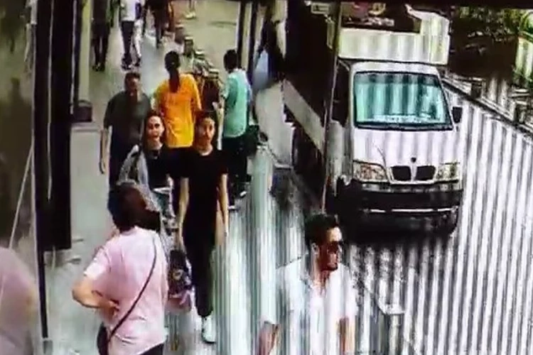 Kocaeli'de kağıt toplayıcısı kamyonetin kasasından düştü haberinin görseli