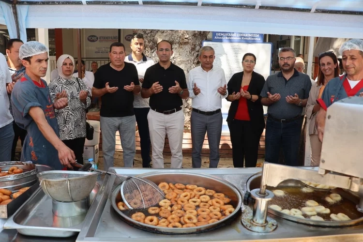 Aydın'da Adnan Menderes için lokma döküldü haberinin görseli