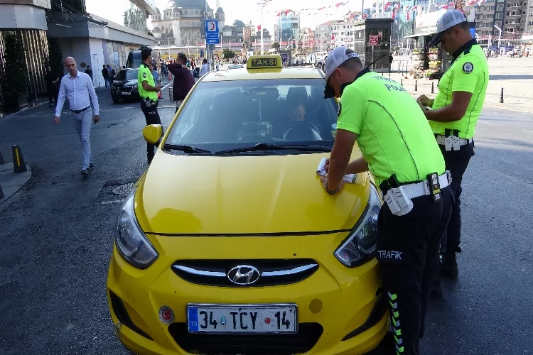 Taksim'de yolcu seçerken polise yakalandı! haberinin görseli