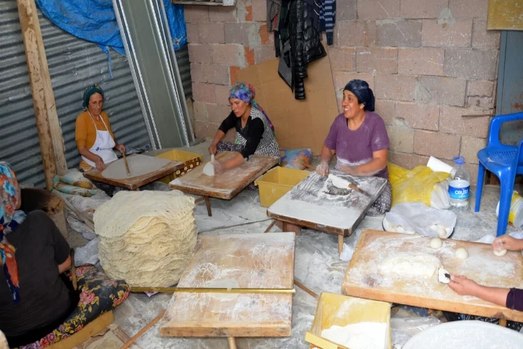 Antalyalı ev hanımları yufka ekmek geleneğini yaşatıyor haberinin görseli