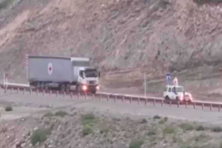 Karabağ’a insani yardım tırları geçmeye başladı haberinin görseli