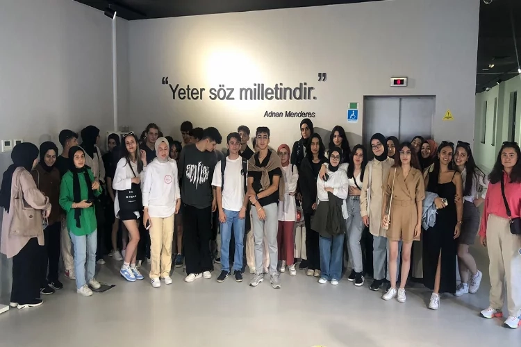 Kocaeli’de gençler Demokrasi Adası'nı gezdi  haberinin görseli