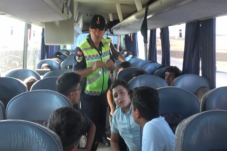 Muş'ta jandarma ekipleri, öğrencilere emniyet kemerinin önemini anlattı haberinin görseli