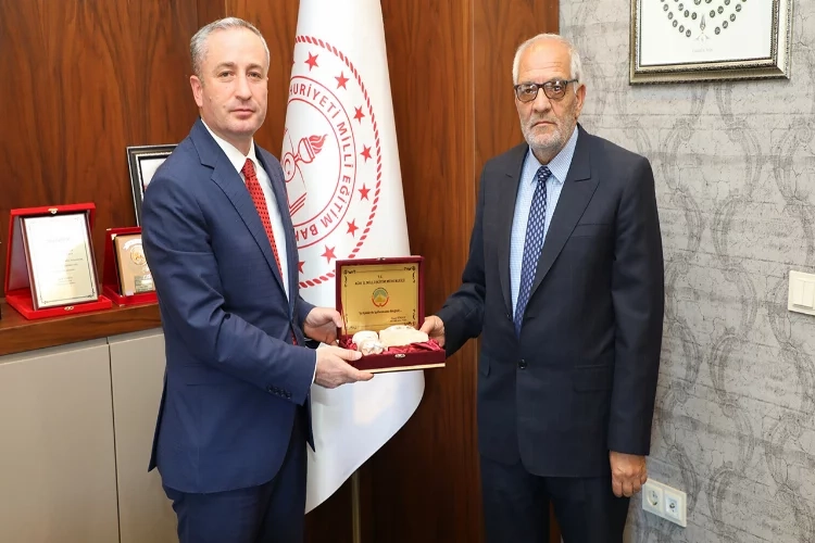 42 yıl eğitim veren Rıfat öğretmen emekli oldu haberinin görseli