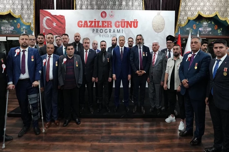 İçişleri Bakanı Ali Yerlikaya, gazilerle yemekte buluştu haberinin görseli