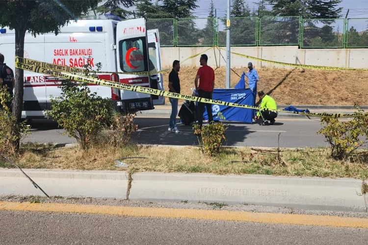 Ankara’da feci kaza: Motosikletli sürücü aydınlatma direğine çarptı