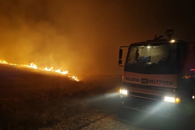 Yedikır Baraj Gölü’nün kıyısında çıkan yangın korkuttu haberinin görseli
