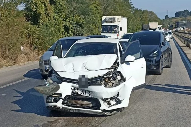 Bursa'da iki otomobil çarpıştı: Çok sayıda yaralı var haberinin görseli