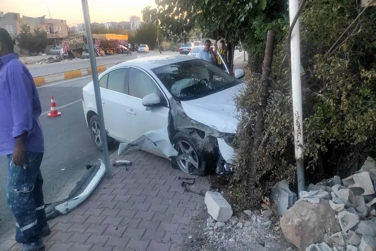 Adıyaman'da kontrolden çıkan araç kaza yaptı haberinin görseli