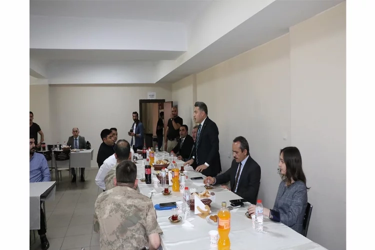Bitlis’te gaziler onuruna yemek programı düzenlendi haberinin görseli