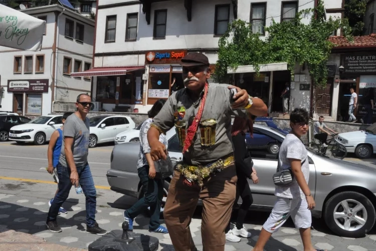 Bir elinde teyp bir elinde kaşıkla Bolu'nun neşe kaynağı