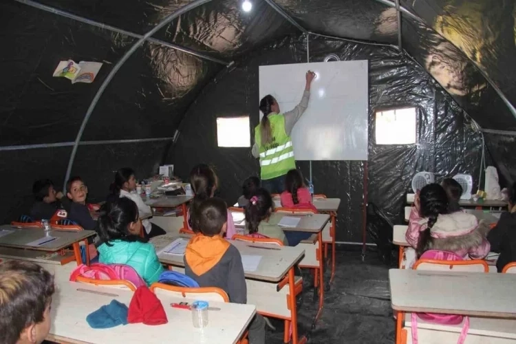 Eğitim İş’ten yeni rapor… Türkiye’de öğrencilerin yüzde kaçı deprem bölgesinde?