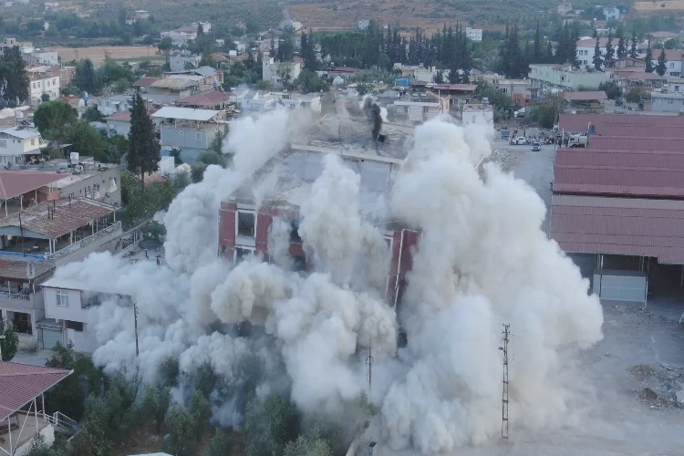 Hatay'da ağır hasarlı bina yerle bir oldu haberinin görseli