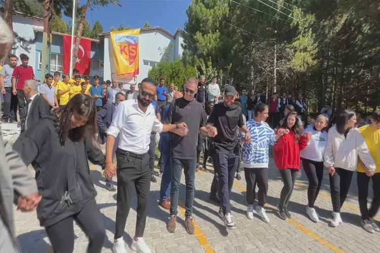 Kayserisporlu futbolcular halay çekti   haberinin görseli