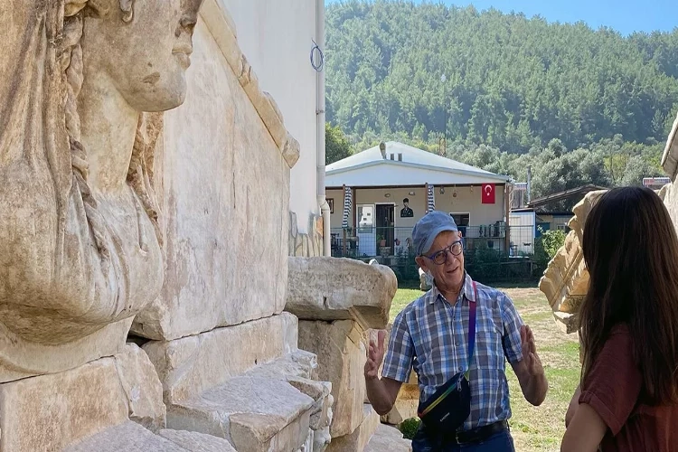 Stephen Mitchel, Stratonikeia’yı ziyaret etti haberinin görseli
