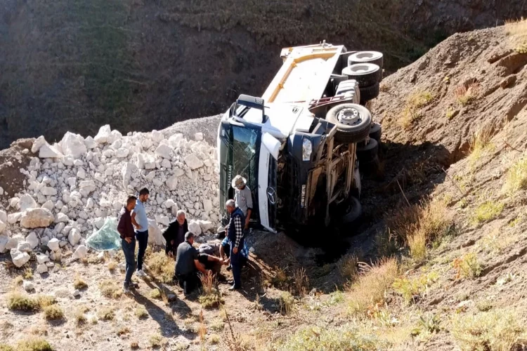 Erzurum’da taş yüklü kamyon şarampole devrildi haberinin görseli